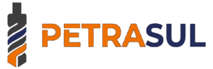 LOGOTIPO DA EMPRESA PETRASUL. CONTÉM UM DESENHO DE UMA BROCA COM AS CORES LARANJA AZUL E CINZA ESCRITO PETRASUL ONDE PETRA ESTÁ EM LARANJA E SUL ESTÁ EM AZUl